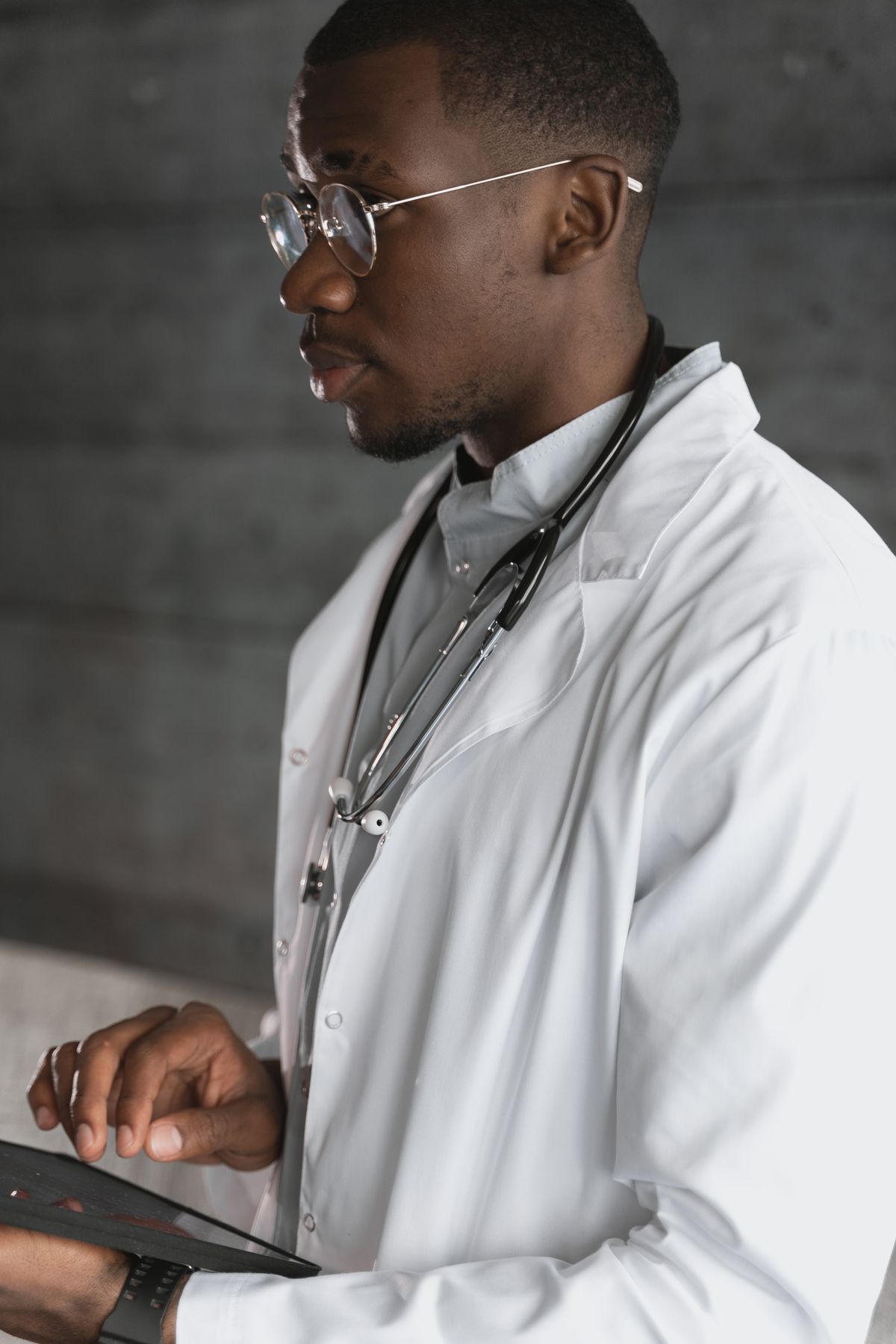 Médecin en blouse blanche avec stéthoscope